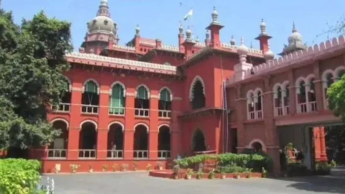 Madras High Court: ప్రభుత్వ ఉద్యోగులకు రాష్ట్ర భాష తెలియకపోతే ఎలా? Madras High Court: ప్రభుత్వ ఉద్యోగులకు రాష్ట్ర భాష తెలియకపోతే ఎలా?