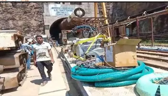 ఎస్ఎల్బిసీ సొరంగంలో వేగంగా వస్తున్న వాటర్ ఎస్ఎల్బిసీ సొరంగంలో వేగంగా వస్తున్న వాటర్