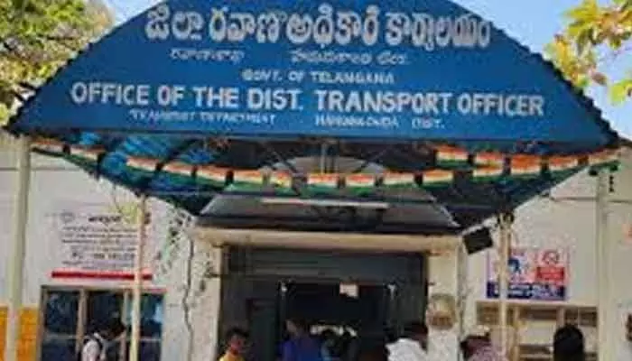 ఆర్టీఏ కార్యాలయంలో ఏసీబీ ఆకస్మిక తనిఖీలు.. ఆర్టీఏ కార్యాలయంలో ఏసీబీ ఆకస్మిక తనిఖీలు..