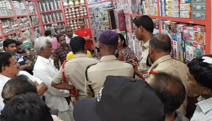 మహిళను వేధించిన వ్యాపారి.. అందరి నోట అదే మాట మహిళను వేధించిన వ్యాపారి.. అందరి నోట అదే మాట