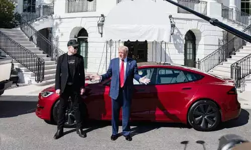 Donald Trump: ఇచ్చిన మాట నిలబెట్టుకున్న ప్రెసిడెంట్ ట్రంప్.. టెస్లా కారు కొనుగోలు