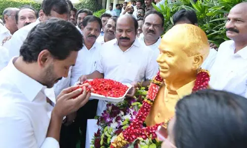 YS Jagan: ప్రజల పక్షాన పోరాడుతూనే ఉంటాం.. వైసీపీ ఆవిర్భావ వేడుకల్లో జగన్