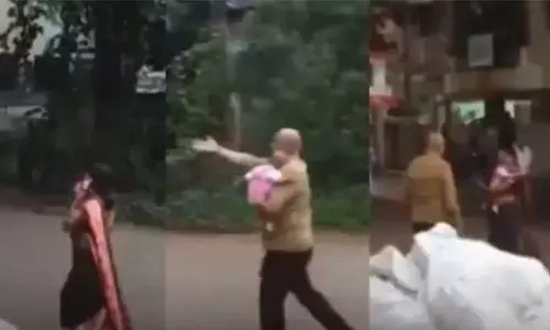 Viral: ఫోన్ లో మునిగి బిడ్డను పార్క్ లోనే మర్చిపోయిన తల్లి.. వీడియో వైరల్