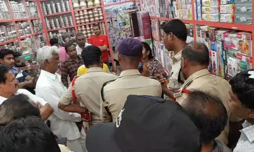 మహిళను వేధించిన వ్యాపారి.. అందరి నోట అదే మాట