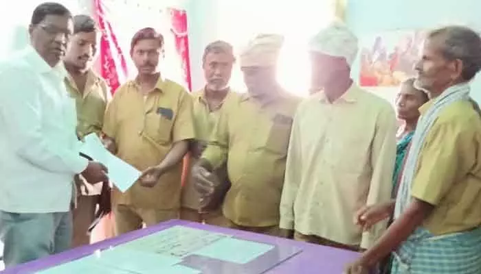 కార్మికుల పెండింగ్ వేతనాలు వెంటనే చెల్లించాలి కార్మికుల పెండింగ్ వేతనాలు వెంటనే చెల్లించాలి