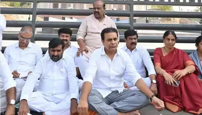 అంబేద్కర్ విగ్రహం వద్ద హైటెన్షన్.. పోలీసుల అదుపులో బీఆర్ఎస్ ఎమ్మెల్యేలు అంబేద్కర్ విగ్రహం వద్ద హైటెన్షన్.. పోలీసుల అదుపులో బీఆర్ఎస్ ఎమ్మెల్యేలు