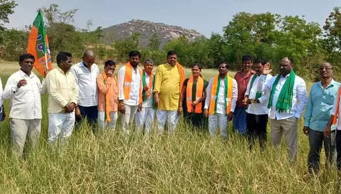 ఎండిన పంటలకు నష్ట పరిహారం ఇవ్వాలి : బీజేపీ ఎండిన పంటలకు నష్ట పరిహారం ఇవ్వాలి : బీజేపీ