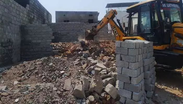 అక్రమ నిర్మాణాలపై జీహెచ్ఎంసీ అధికారులు కొరడా అక్రమ నిర్మాణాలపై జీహెచ్ఎంసీ అధికారులు కొరడా