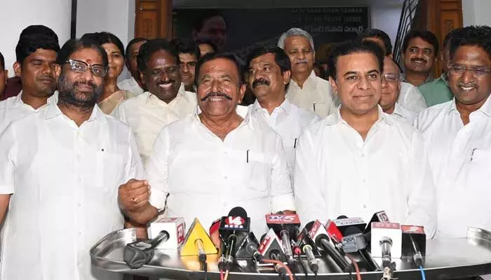KTR: కేసీఆర్ ఆల్రెడీ ఆదేశించారు.. మా వాదన బలంగా వినిపిస్తాం KTR: కేసీఆర్ ఆల్రెడీ ఆదేశించారు.. మా వాదన బలంగా వినిపిస్తాం