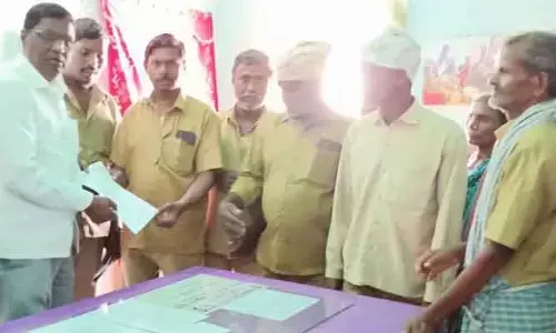 కార్మికుల పెండింగ్‌ వేతనాలు వెంటనే చెల్లించాలి