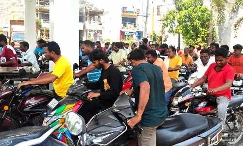 వాహనదారులకు మరో షాకింగ్ రూల్.. నో హెల్మెట్.. నో పెట్రోల్
