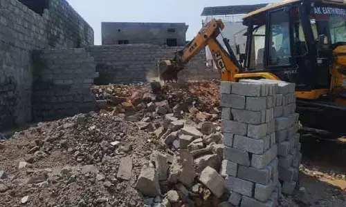 అక్రమ నిర్మాణాలపై జీహెచ్ఎంసీ అధికారులు కొరడా