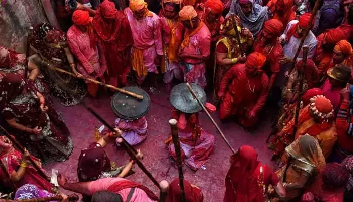 Laat maar holi: లాఠ్ మార్ హోలీ గురించి తెలుసా? రంగు పూయటమే కాదు.. కర్రలతో కొడుతారు! Laat maar holi: లాఠ్ మార్ హోలీ గురించి తెలుసా? రంగు పూయటమే కాదు.. కర్రలతో కొడుతారు!