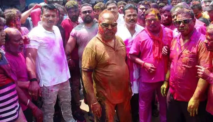 ఉట్టి కొట్టి.. డీజే పాటలకు మాస్ స్టెప్పులు.. జగ్గారెడ్డి జోషే వేరు ఉట్టి కొట్టి.. డీజే పాటలకు మాస్ స్టెప్పులు.. జగ్గారెడ్డి జోషే వేరు