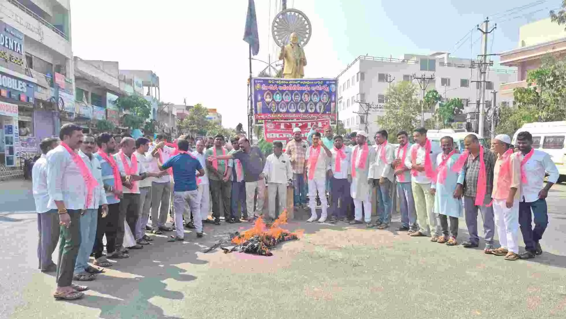 ప్రభుత్వ వైఫల్యాలను నిలదీస్తే సస్పెండ్ చేస్తారా...? ప్రభుత్వ వైఫల్యాలను నిలదీస్తే సస్పెండ్ చేస్తారా...?