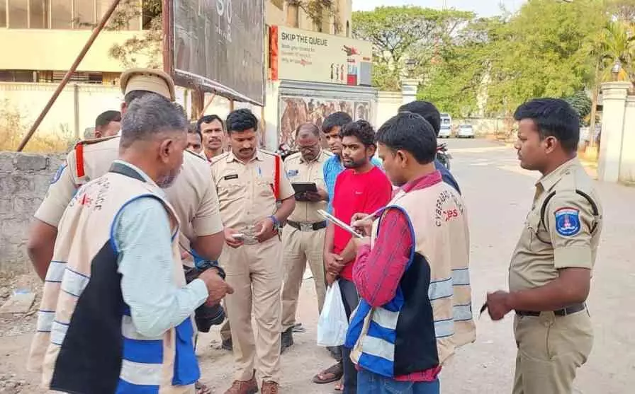 శంషాబాద్ లో ఆ పని చేస్తూ దొరికిపోయిన వ్యక్తి.. శంషాబాద్ లో ఆ పని చేస్తూ దొరికిపోయిన వ్యక్తి..
