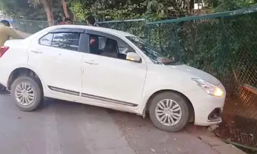 Accident: జూబ్లీ‌హిల్స్‌లో కారు బీభత్సం.. ఏకంగా ఆ హీరో ఇంటి ఫెన్సింగ్‌ను ఢీకొట్టి..
