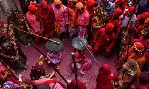 Laat maar holi: లాఠ్ మార్ హోలీ గురించి తెలుసా? రంగు పూయటమే కాదు.. కర్రలతో కొడుతారు!