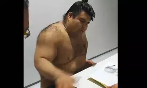 Japan Sumo Wrestlers: ఆటోగ్రాఫ్‌లు ఇలా కూడా ఇస్తారా?