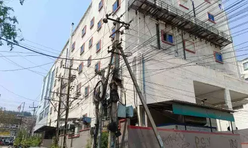 నిబంధనలు పాటించని అవినాష్ కాలేజ్