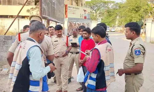 శంషాబాద్ లో ఆ పని చేస్తూ దొరికిపోయిన వ్యక్తి..