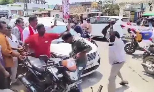 Pithapuram:జనసైనికుల వీరంగం.. నడిరోడ్డు పై సామాన్య ప్రజలపై దాడి
