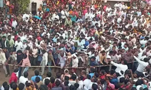 Holi Festival : హోలీ వేళ వింత ఆచారం.. దొరికారో పిడిగుద్దులే