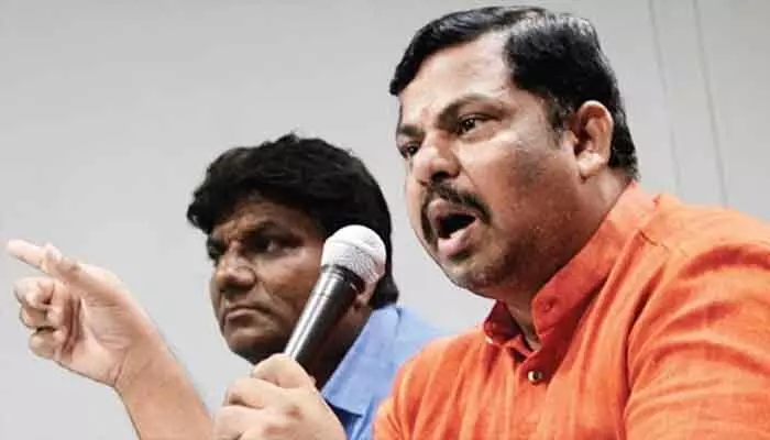 Raja Singh: బీజేపీ సభ్యత్వం తీసుకుని.. మా కాళ్లమీద పడతావ్: ఓవైసీపై ఎమ్మెల్యే రాజాసింగ్ హాట్ కామెంట్స్ Raja Singh: బీజేపీ సభ్యత్వం తీసుకుని.. మా కాళ్లమీద పడతావ్: ఓవైసీపై ఎమ్మెల్యే రాజాసింగ్ హాట్ కామెంట్స్