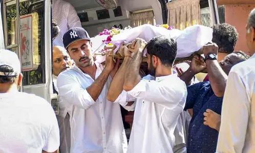 ప్రముఖ నటుడు మృతి.. పాడె మోసిన స్టార్ హీరో