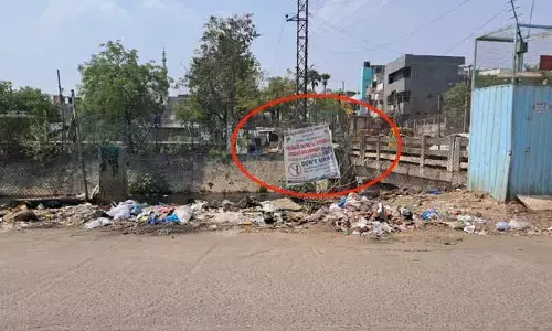 చెత్త వేయోద్దంటే వేస్తున్నారు.. నగరంలో రోడ్లపై బ్యానర్ పెట్టిన మారని తీరు!