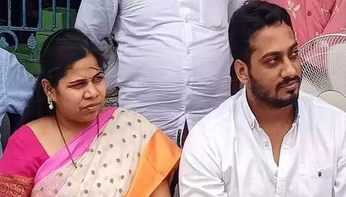 అక్క స్థానంలో సోదరుడు.. సీఎంవోకు ఫిర్యాదు చేసిన మంత్రులు అక్క స్థానంలో సోదరుడు.. సీఎంవోకు ఫిర్యాదు చేసిన మంత్రులు