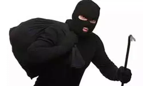 వార్నీ.. ఆటో డ్రైవర్ ఎంత పని చేశాడో చూడండి!