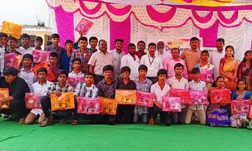 పదో తరగతి విద్యార్థులకు ఎగ్జామ్‌  కిట్లు అందజేత