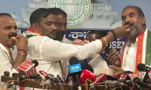 BC Reservation Bill : బీసీ రిజర్వేషన్ల బిల్లుకు ఆమోదం.. స్వీట్లు తినిపించుకున్న కాంగ్రెస్ నేతలు