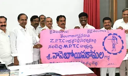 నాటి గులాబీ జెండాను భద్రంగా దాచిన పెద్ది సుదర్శన్.. పునరావిష్కరణ చేసిన కేసీఆర్‌