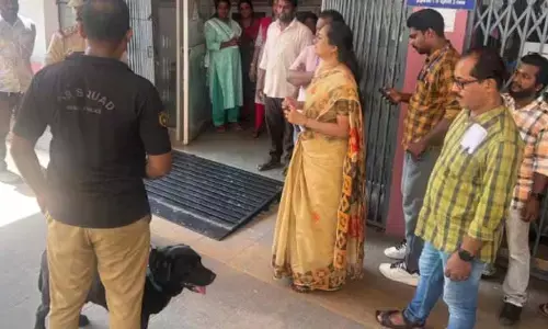 Bomb Threats : రెండు కలెక్టరేట్లకు బాంబు బెదిరింపులు