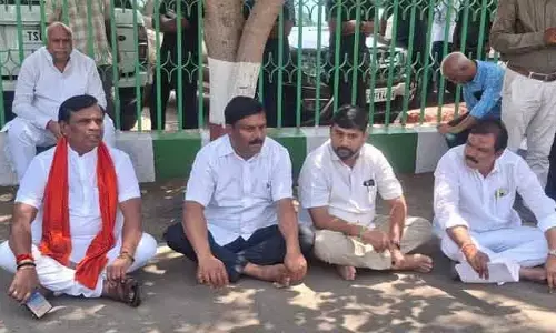 కాంగ్రెస్ ప్రభుత్వ తీరుపై అసహనం.. అసెంబ్లీ ఎదుట బీజేపీ ఎమ్మెల్యేల నిరసన
