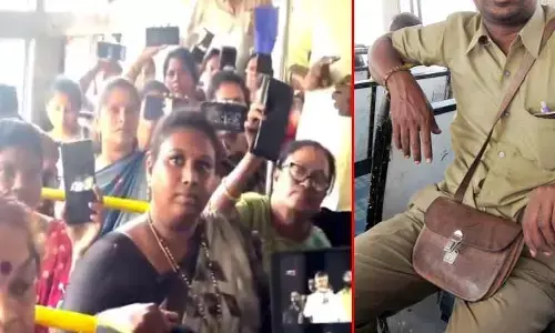 టికెట్స్ తీసుకోమని అడిగితే ఆ వీడియోలు చూపిస్తున్న మహిళలు.. షాక్‌లో బస్ కండక్టర్స్