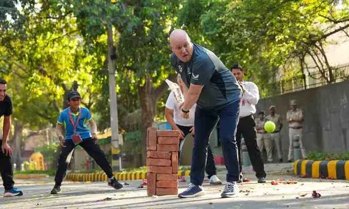 ఢిల్లీలో గల్లీ క్రికెట్ ఆడిన న్యూజీలాండ్ ప్రధాని