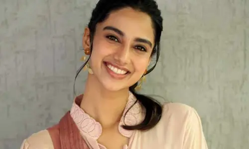Meenakshi Chaudhary: మీ ప్రేమకు ధన్యవాదాలు అంటూ క్యూట్ ఫొటోస్ షేర్ చేసిన క్రేజీ హీరోయిన్
