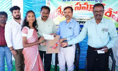 చదువే భవిష్యత్తుకు బాటలు వేస్తుంది