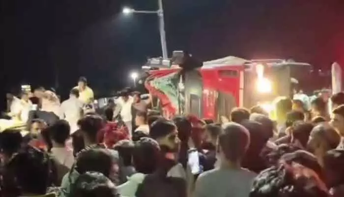 రాజస్థాన్ లో ఘోర రోడ్డు ప్రమాదం.. కారుపై లారీ ట్రాలీ పడి ఆరుగురు దుర్మరణం రాజస్థాన్ లో ఘోర రోడ్డు ప్రమాదం.. కారుపై లారీ ట్రాలీ పడి ఆరుగురు దుర్మరణం