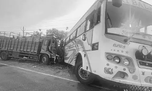 Accident: రాష్ట్రంలో ఘోర రోడ్డు ప్రమాదం.. ఇద్దరు మృతి, 11 మందికి తీవ్ర గాయాలు