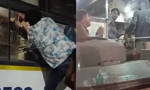 బస్ కండక్టర్ పై యువకుల దాడి.. ఆలస్యంగా వెలుగులోకి వచ్చిన వీడియో