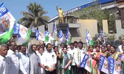 క్రికెట్ స్టేడియంకు వైయస్ఆర్ పేరు తొలగింపు.. స్టేడియం వద్ద వైసీపీ నేతల నిరసన
