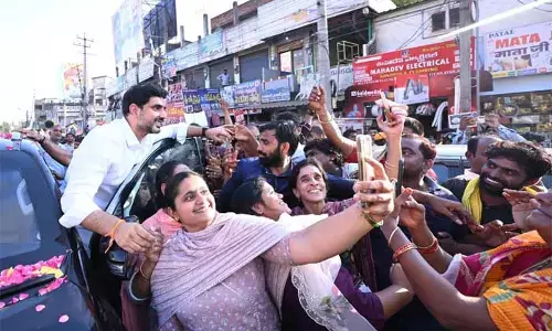 Viral Video: మంత్రి లోకేష్ చేతిలో స్టార్ హీరో ఫ్లెక్సీ.. ఆనందంలో ఫ్యాన్స్!