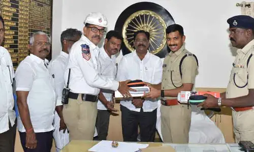 ట్రాఫిక్ సిబ్బందికి వీటిని తప్పక ధరించాలి