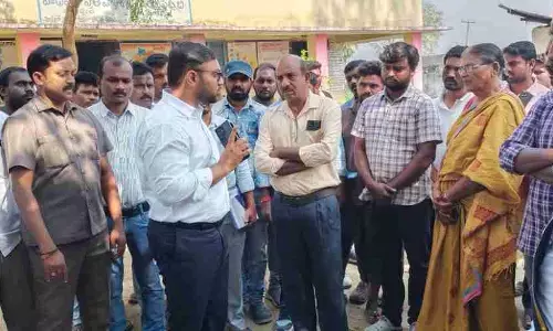 కలెక్టర్ మాట పట్టించుకోని కాంట్రాక్టర్.. ఇంతకీ విషయం ఏంటో తెలుసా..?