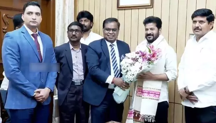 NABARD: సీఎం రేవంత్తో నాబార్డ్ చైర్మన్ భేటీ.. తక్కువ వడ్డీకి రుణాలివ్వాలని విజ్ఞప్తి NABARD: సీఎం రేవంత్తో నాబార్డ్ చైర్మన్ భేటీ.. తక్కువ వడ్డీకి రుణాలివ్వాలని విజ్ఞప్తి