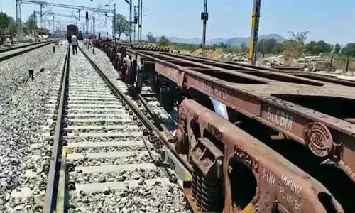 Accident: పట్టాలు తప్పిన గూడ్స్.. పలు ట్రైన్ల రాకపోకలకు అంతరాయం